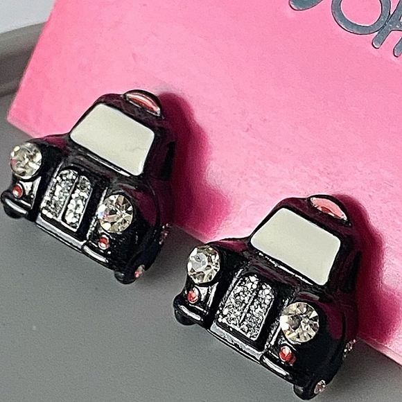 New Vintage! BETSEY JOHNSON Royal Engagement Black Car Post Earrings. - Picture 5 of 7